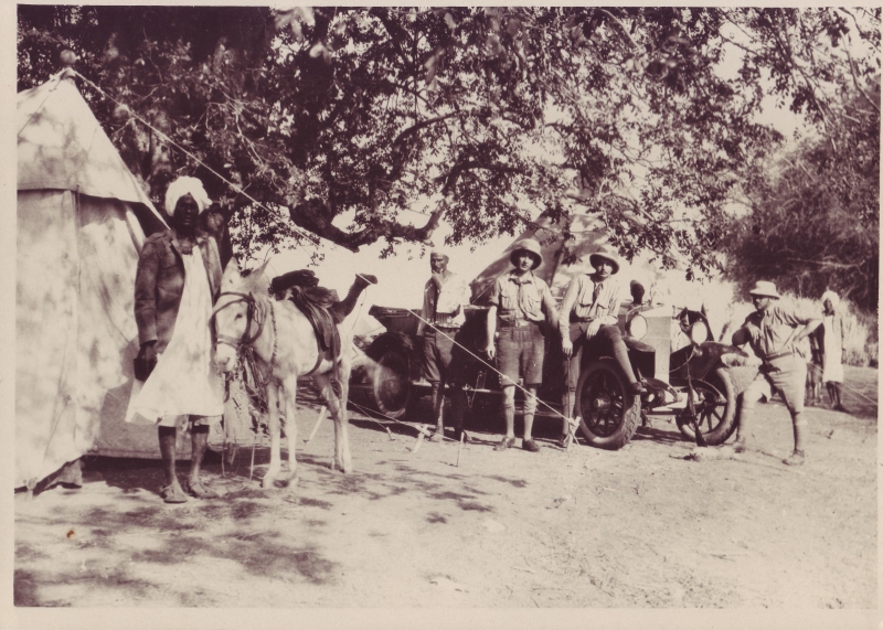 Almásy László és Eszterházy Antal az autójuk mellett egy afrikai táborban 1929-ben