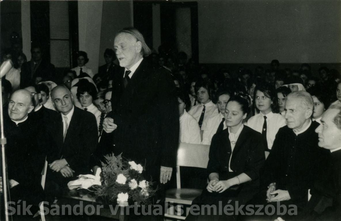 Kodály Zoltán, felesége, Sík Sándor és Albert István egy Kodály-ünnepségen a Patrona Hungariae gimnáziumban