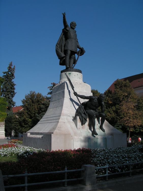 1906. július 1-jén avatták fel Kecskeméten Telcs Ede szobrászművész Kossuth-szobrát