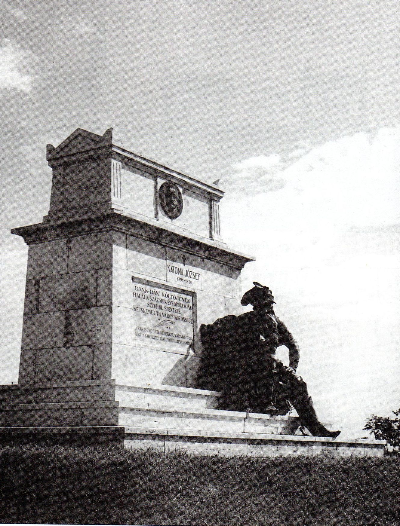 Katona József síremléke az 1960-as években
