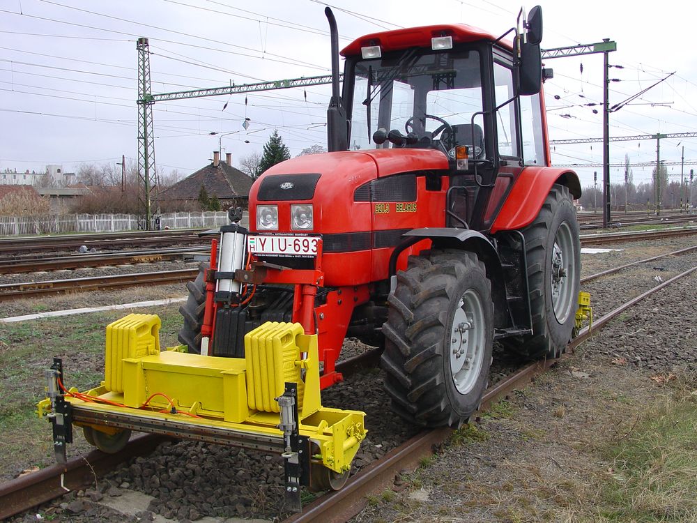A rakodást végző vasúti traktor