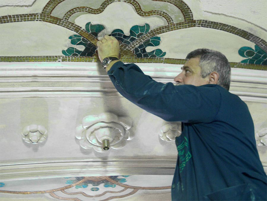 Holtság Károly kecskeméti üvegművész, az üvegmozaik-díszítés felújításának vezetője, munka közben