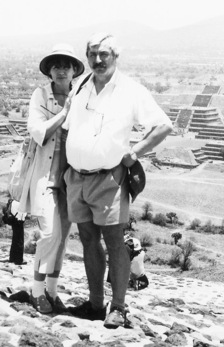 Feleségemmel a Nap-piramis tetején, háttérben a Hold-piramis