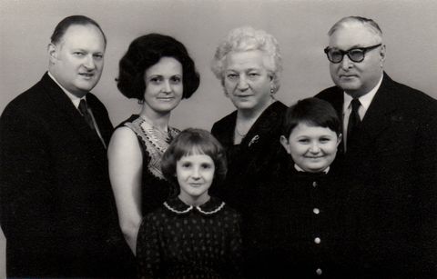 A Tapasztó család: idősebb dr. Tapasztó István és felesége, fia és felesége, és az unokák