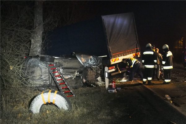 A baleset helyszíne az 52-es úton, Kecskemét közelében (MTI Fotó: Donka Ferenc)