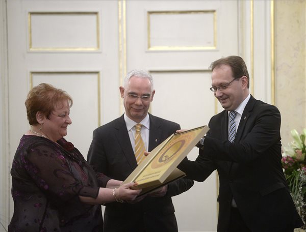 Ramháb Mária igazgató a Bács-Kiskun Megyei Katona József Könyvtár nevében átveszi a Könyvtári Minőségi Díjat