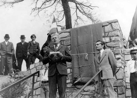 Tiszaalpáron, a Templomdomb honfoglaláskori szerepét megörökítő emléktábla avatása 1975-ben, beszédet mond Horváth Attila régész, megyei múzeumigazgató