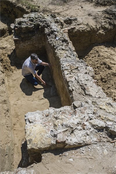 Rosta Szabolcs ásatásvezető régész, a kecskeméti Katona József Múzeum igazgatója egy nagyméretű középkori pusztatemplom maradványainak feltárásán az egykori Felsőalpár település területén Lakiteleken