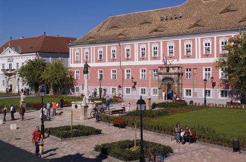 Az egykori váci püspöki palota épületében működött 1802-től az első magyar siketnéma intézet, napjainkban a Cházár András Óvoda, Általános Iskola és Speciális Szakiskola otthona