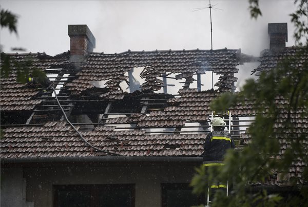 Egy kecskeméti társasház kiégett tetőszerkezete, amelybe villám csapott. A tűzesetben senki nem sérült meg. 