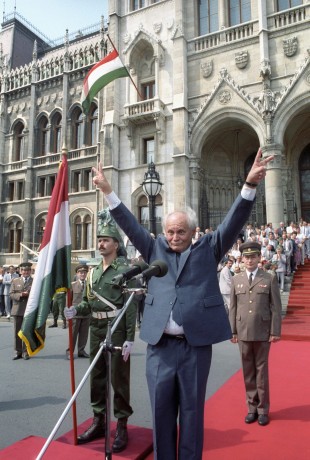 Göncz Árpád megválasztott köztársasági elnök köszönti a Kossuth téri ünnepségen megjelenteket (Budapest, 1990. augusztus 3. - MTI Fotó: Kovács Attila)