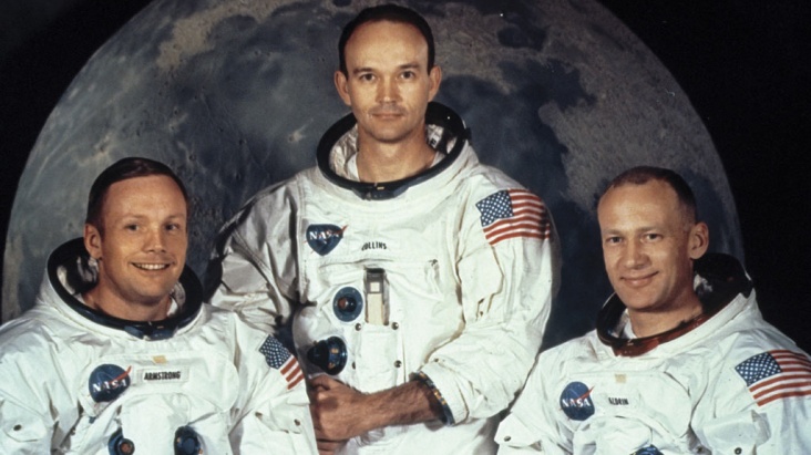 Az első holdutazást végrehajtó Apollo-11 amerikai űrhajó legénysége: Neil Armstrong parancsnok, Michael Collins, a parancsnoki modul pilótája és Edwin E. (Buzz) Aldrin, a Sas holdkomp pilótája 