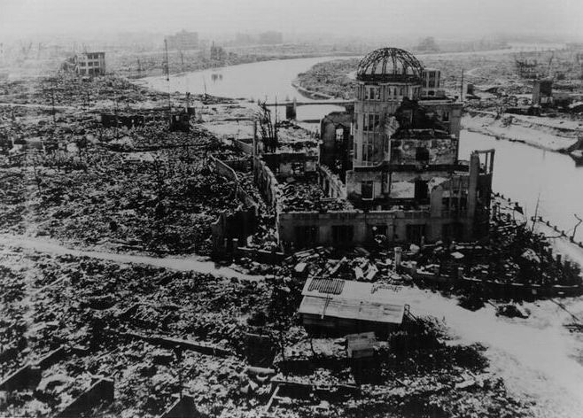 Hirosima iparcsarnokának kupolás romja, a később mementóként meghagyott Atombomba-kupola az atombomba ledobása után