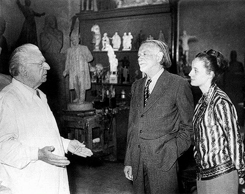 Kodály Zoltán és felesége, Péczely Sarolta Kisfaludi Strobl Zsigmond műtermében, 1960 körül (Forrás: OSZK)