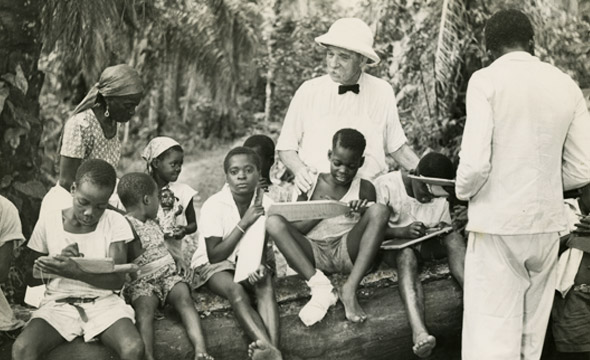 Albert Schweitzer gyerekekkel Lambarene-ben, Gabonban