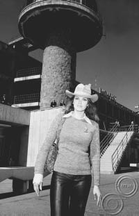 Raquel Welch amerikai színésznő a Ferihegyi repülőtéren (Budapest, 1973. március 16. - MTI Fotó: Friedmann Endre)