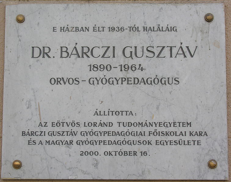 Bárczi Gusztáv emléktáblája egykori lakhelyén, a Bartók Béla út 56. szám alatt