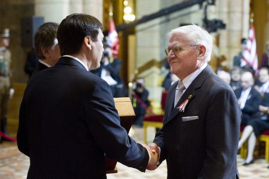 2013-ban Áder János köztársasági elnöktől a Széchenyi-díjat vehette át