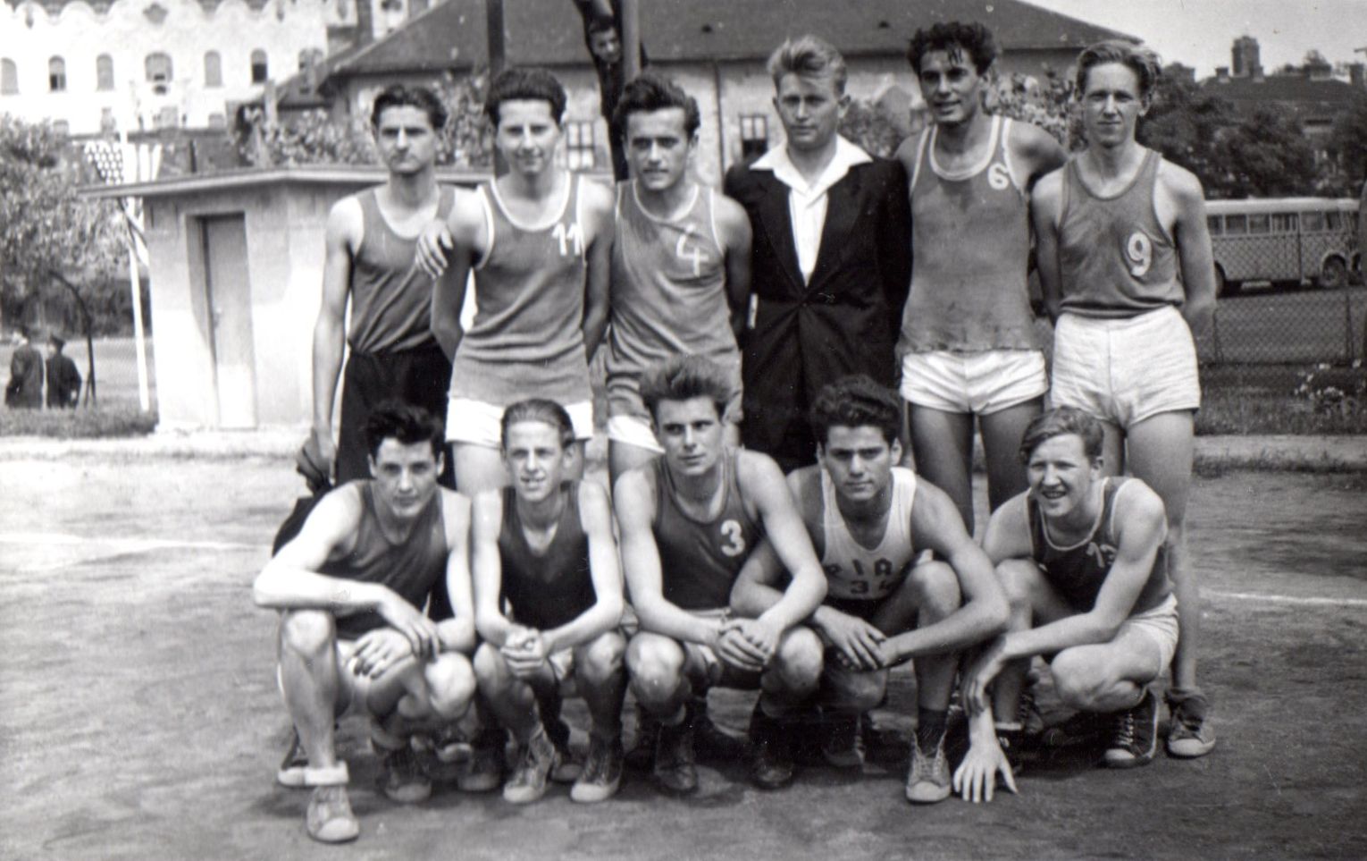 Az országos középiskolai bajnokságot nyert csapattal 1956-ban