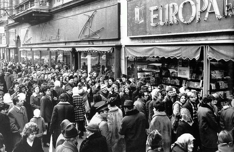 Alberto Moravia dedikálására várók hosszú sora a Nagykörúton, az Európa Könyvesbolt előtt