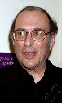 1930. október 10-én született Harold Pinter Nobel-díjas angol drámaíró.  Harold Pinter Nobel-díjas brit drámaíró, rendező (London, 2004. április 24. - MTI/EPA/Dave Benett)  A modern abszurd komédia angliai úttörőjeként is számon tartott író - aki pályafutása alatt költészettel, színházi rendezéssel és színészettel is foglalkozott - 1930. október 10-én született Londonban, a jelentős részben kelet-európai bevándorlók által benépesített East Enden. Egyes életrajzi adatok szerint családjában portugál, mások szerint magyar felmenők is voltak. Már tizenévesen sokat olvasott, elsősorban Kafka és Hemingway műveit. 1948-tól a Royal Academic of Dramatic Art, majd a Central School of Speech and Drama diákjaként színészetet tanult, de az iskolákat hamar otthagyta, és David Baron néven különböző társulatokhoz állt színésznek. Munkája közben bejárta szinte egész Angliát és Írországot, így szerzett tapasztalatait, benyomásait később műveiben is felhasználta.  Drámaíró korszaka 1957-ben kezdődött, ekkor született A szoba című egyfelvonásosa és Az étellift című darabja, egy évvel később elkészült első egész estés színműve, A születésnap, amely nem nyerte el a kritikusok tetszését, később azonban az abszurd dráma egyik klasszikusának nevezték. 1960-ban A gondnok című háromfelvonásos drámájával átütő sikert aratott. Drámaírói pályájának fontos állomásai voltak a Hazatérés, a Csönd, a Régi idők, a Senki földje és az Árulás, amelyeknek mindegyike a sajátos, csak rá jellemző új drámai stílusban fogant. Műveit Magyarországon is folyamatosan játsszák. Több darabját is átírta a televízió számára, s maga is szerepelt A születésnap és a Hazatérés tévéváltozataiban. Televízióra dolgozta fel Proust Az eltűnt idő nyomában című regényét is. Filmforgatókönyv-íróként olyan rendezőkkel dolgozott együtt, mint Joseph Losey (A szolga, a Baleset és A közvetítő című filmekben), Elia Kazan (Az utolsó cézár) vagy Karel Reiss (A francia hadnagy szeretője). A legjobb forgatókönyv kategóriában kétszer is jelölték a filmvilág legjelentősebb kitüntetésére, az Oscar-díjra: 1981-ben A francia hadnagy szeretőjéért, két évvel később pedig a saját darabjából készült Árulásért. Három alkalommal nyerte el a New York-i filmkritikusok díját, egyszer pedig a brit filmakadémiáét (BAFTA-díj). A film világában nemcsak forgatókönyvíróként tartják számon, hanem rendezőként és színészként is elismerik. Legnevezetesebb alakítását a Teknősnapló című filmben nyújtotta Glenda Jackson oldalán.  Nagy-Britanniában közéleti szereplőként, emberi jogi aktivistaként is ismert személyiség volt. Pacifista meggyőződése miatt tiltakozott az 1999. évi szerbiai NATO-bombázás, valamint az Irakban és Afganisztánban indított nyugati katonai beavatkozás ellen.  2005-ben megkapta az irodalmi Nobel-díjat színházi munkásságáért, amely 