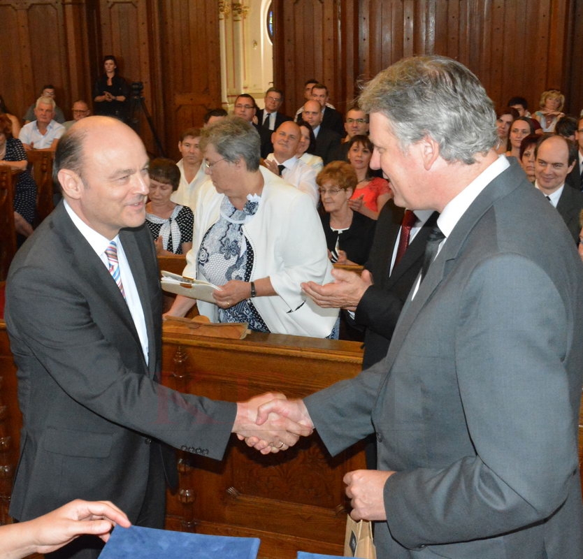 Kecskemét Város Egészségügyéért Díját Zombor Gábor polgármestertől vette át