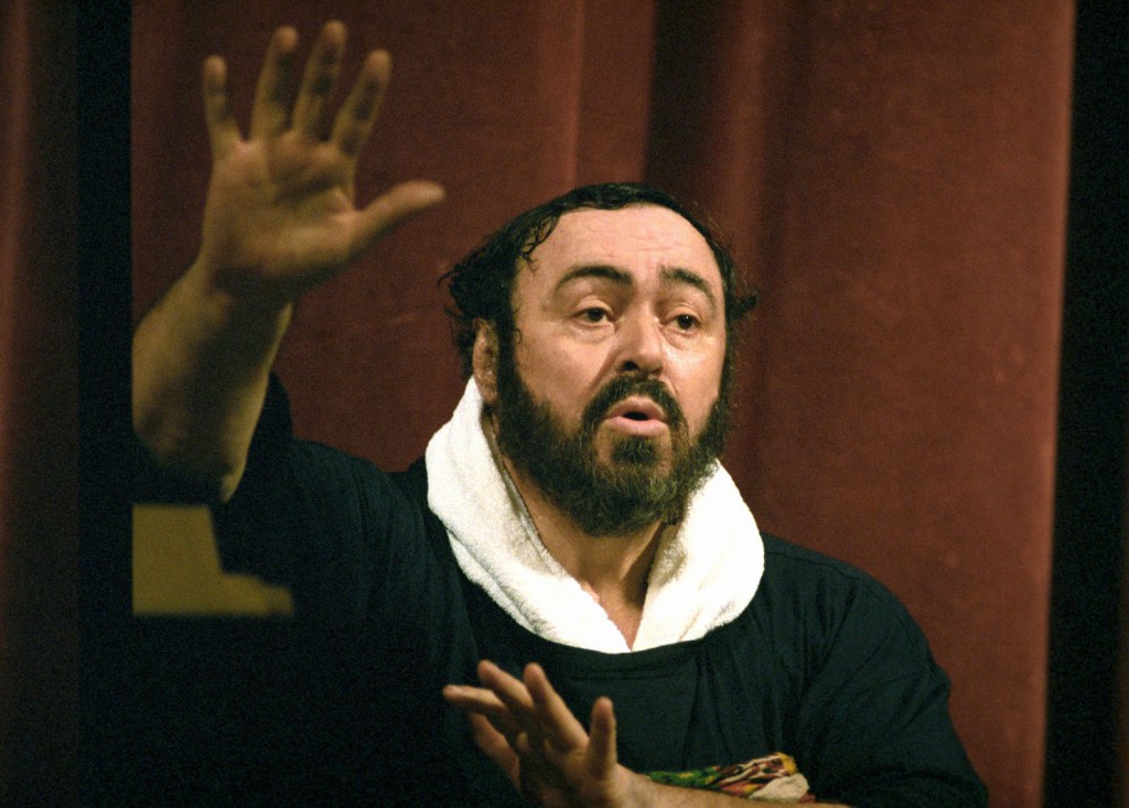 Luciano Pavarotti olasz tenorista az Operaház színpadán. 
