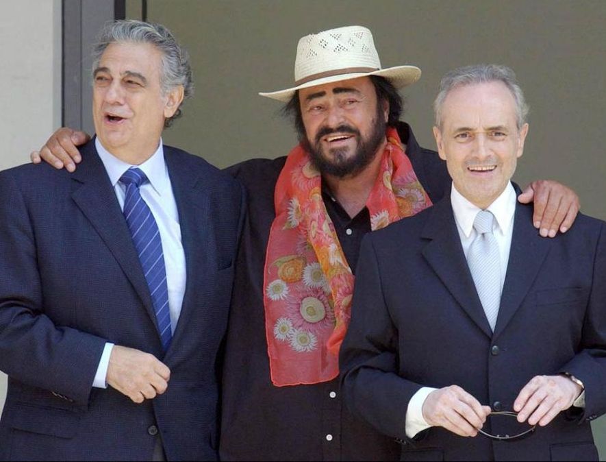 Placido Domingo, Luciano Pavarotti és José Carreras énekel a bathi gyógyfürdő megnyitóján.