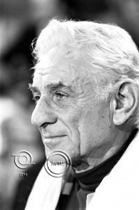 Leonard Bernstein sajtótájékoztatót tart