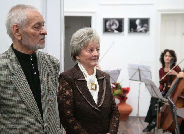 Feleségével a Kápolna utcai galéria első kiállításának megnyitóján, 2010-ben