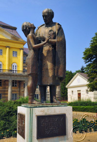 Dr. Batthyány-Strattmann László szobra, Lesenyei Márta szobrászművész alkotása az egykori családi kastély udvarán