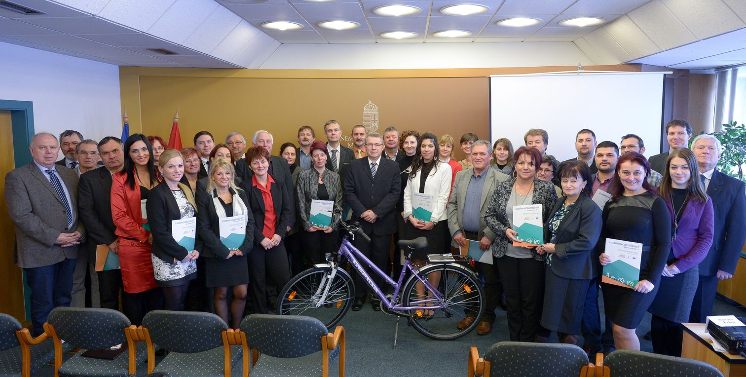 Az ez évi díjazottak - a második sorban jobbról második Gózon Tamás