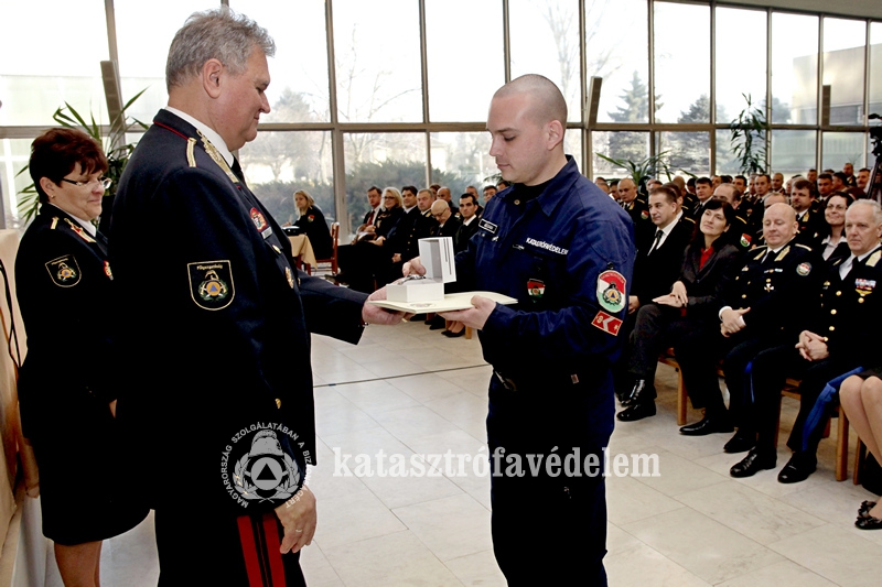 Almási Csaba Sándor tűzoltó zászlós, az év zászlósa