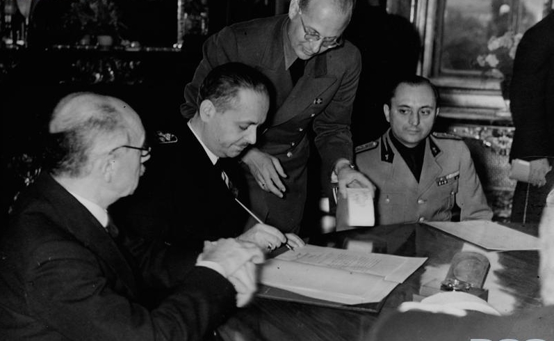 Csáky István aláírja a második bécsi döntés okmányát