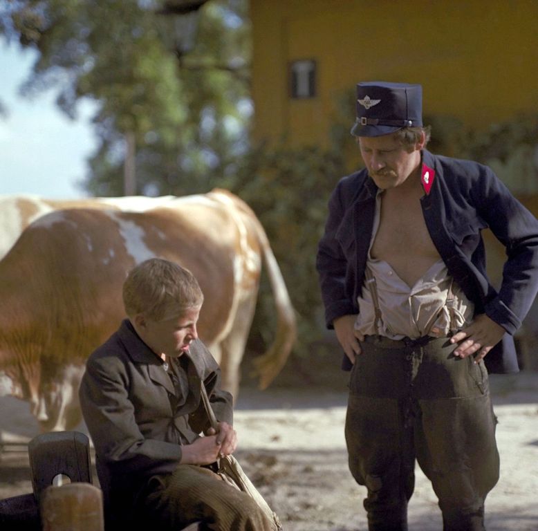 Olvasztó Imre (Regős Bendegúz) (b) és Koltai Róbert (Bakter) az Indul a bakterház című tv-film egyik jelenetében