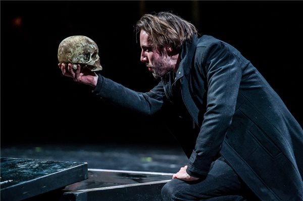 Porogi Ádám Hamlet szerepében William Shakespeare Hamlet című tragédiájának próbáján a kecskeméti Katona József Színházban 2016. február 10-én
