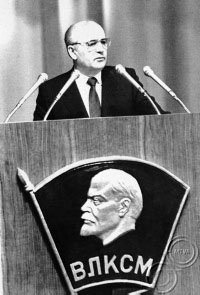 Mihail Gorbacsov, a Szovjetunió Kommunista Pártja Központi Bizottságának főtitkára, szovjet elnök beszél a Lenini Komszomol XXI. kongresszusára érkezett küldötteknek