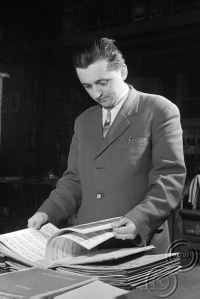 Szokolay Sándor zeneszerző a Zeneakadémia könyvtárában
