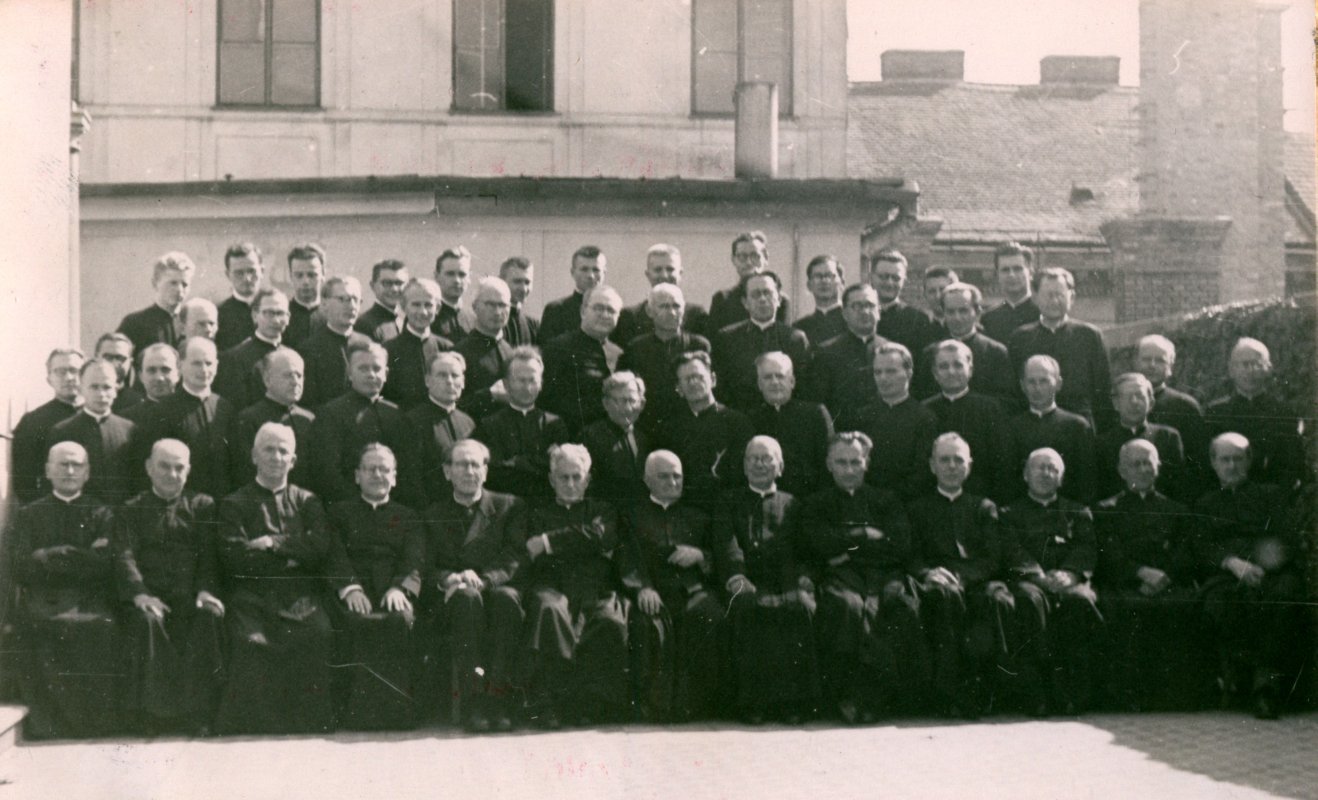 A budapesti piarista rendház, a noviciátus és a kalazantinumi rendház tagjai, 1957. szeptember 1-jén