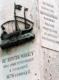 A 26 magyar protestáns lelkészt kiszabadító holland Michiel de Ruyter admirális emlékoszlopa