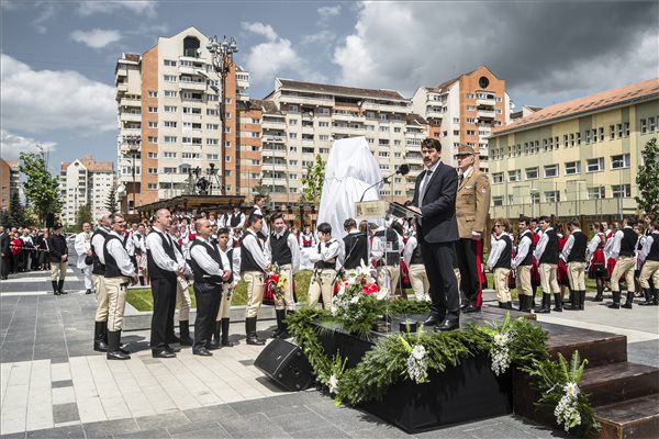 Áder János köztársasági elnök beszédet mond a Márton Áron-szoborcsoport avatásán Csíkszeredában 2016. május 15-én