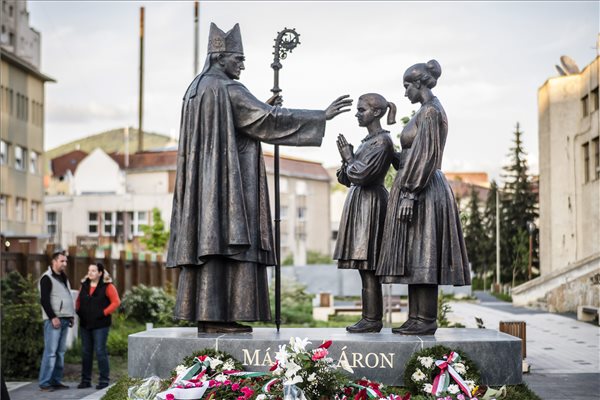 A Márton Áron-szoborcsoport az erdélyi Csíkszeredában, a Szabadság téren