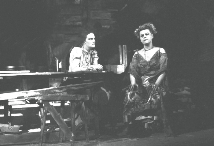 Tolnai Klári és Dajka Margit Gorkij Éjjeli menedékhely című darabjának egyik jelenetében a Vígszínházban