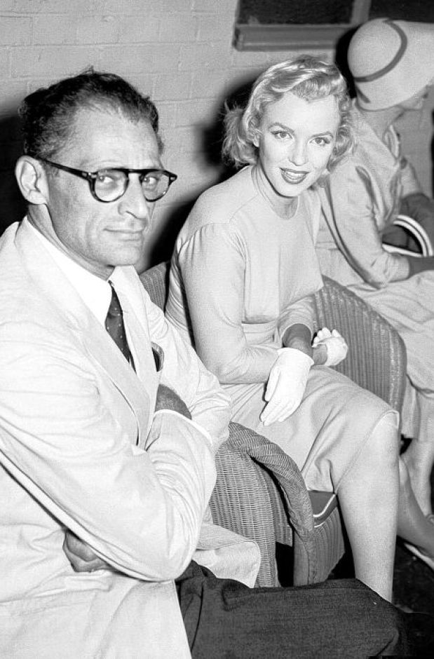  Arthur Miller Pulitzer-díjas amerikai drámaíró feleségével, Marilyn Monroe amerikai színésznővel