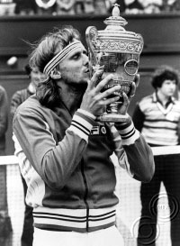 Björn Borg a wimbledoni teniszbajnokság férfi egyes döntőjének megnyerése után a serleggel