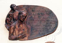Domokos Pál Péter népzenegyűjtő, néprajzkutató emléktáblája (Csoma Gergely alkotása) egykori lakóházának falán