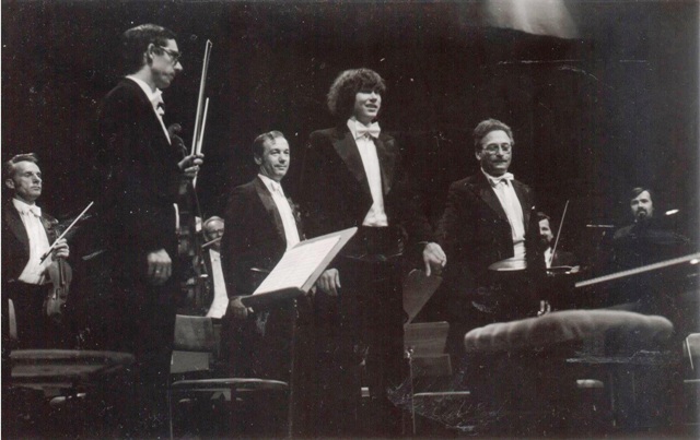 A Kecskeméti Szimfonikus Zenekar koncertmestereként 1984-ben. A karmester Kemény Endre, a szólista Kocsis Zoltán volt