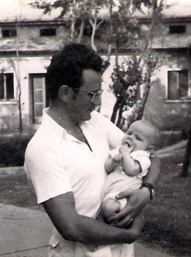 Dr. Pethes Attila karon ülő gyermekével, Zsolttal, 1967-ben