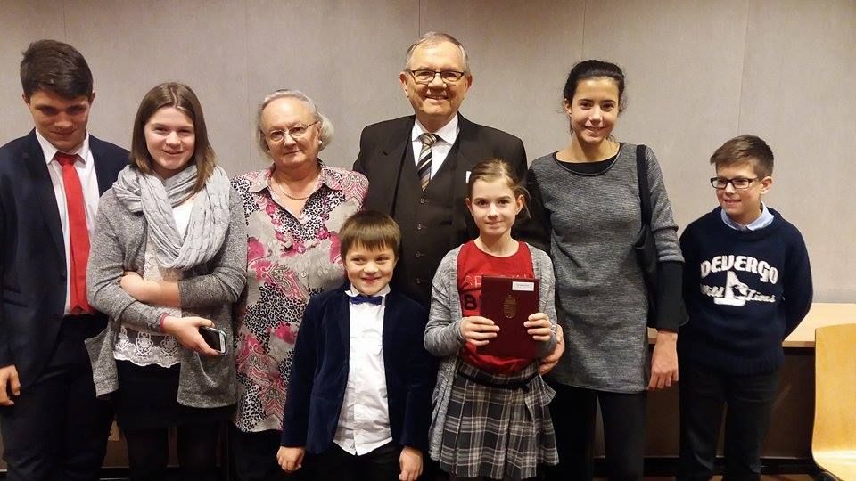  Aranydiplomája átvétele után feleségével és az unokákkal