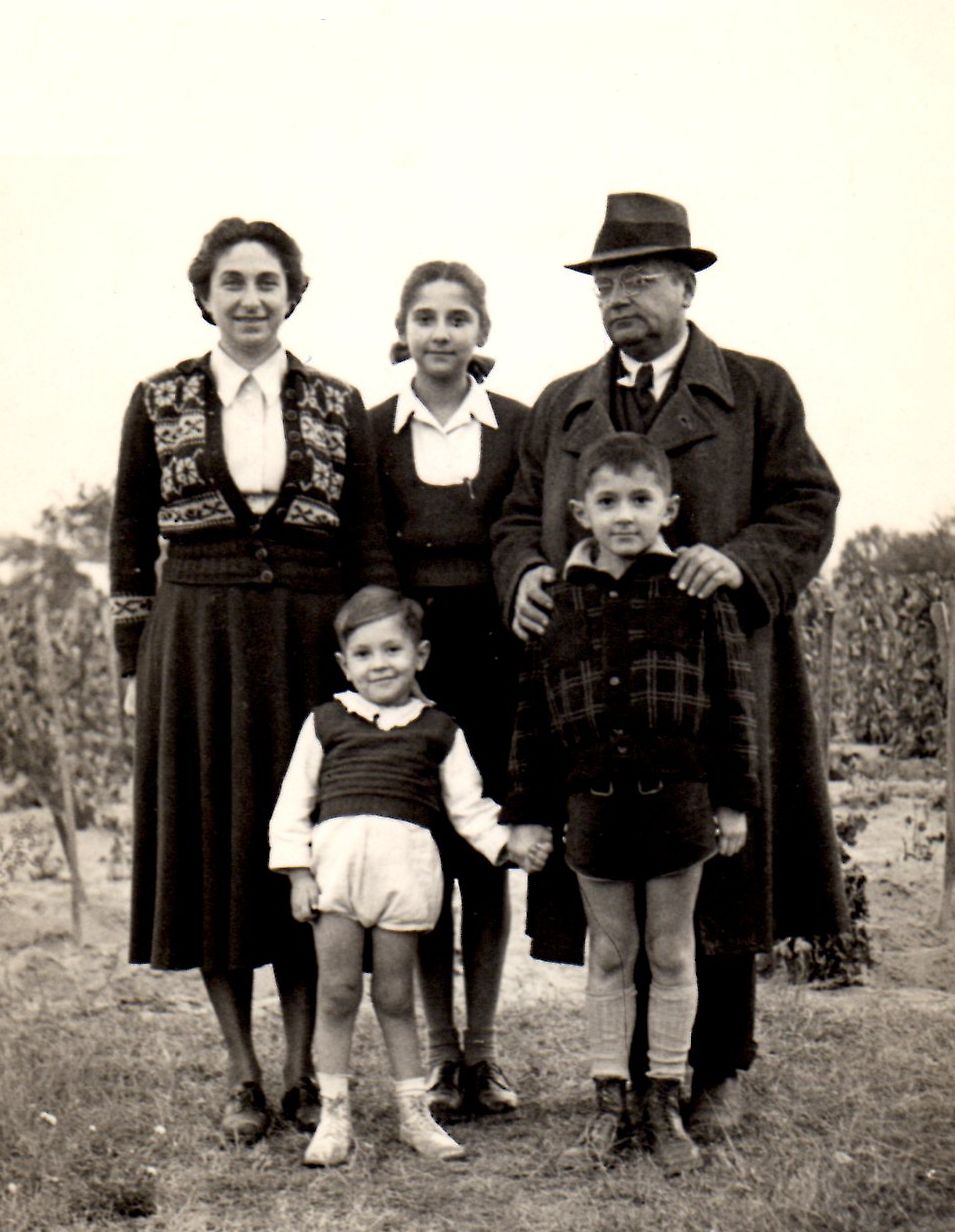 Szüleimmel és öcséimmel Kohárymajorban, 1948-ban